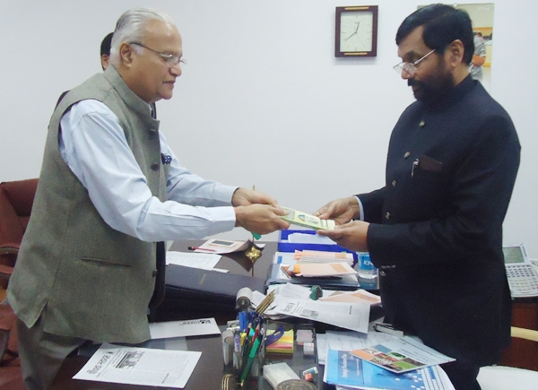 Presenting a copy of the book ‘State of Consumer in Rajasthan’ to Shri Ram Vilas Paswan, Hon’ble Minister for Consumer Affairs, Food & Public Distribution, Government of India during a meeting held on November 21, 2014