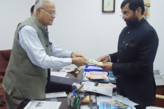 Presenting a copy of the book ‘State of Consumer in Rajasthan’ to Shri Ram Vilas Paswan, Hon’ble Minister for Consumer Affairs, Food & Public Distribution, Government of India during a meeting held on November 21, 2014