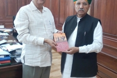 With Shri Arjun Meghwal, MoS, Fin&CorpAffairs, handing over CUTS pub on #CompetitionReforms. As MP, he always cycled to the parliament and his attendance record is enviable